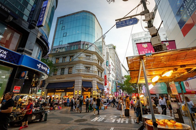 Khám phá khu vực Myeongdong đầy sôi động ở Seoul